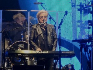 Daryl Hall takes a turn on the keyboards during the performance. (Photo by Mike Morsch)